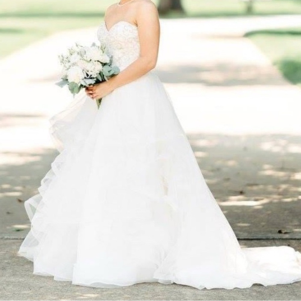 Essence of Australia Dress + Veil Princess ball gown wedding sweetheart bodice